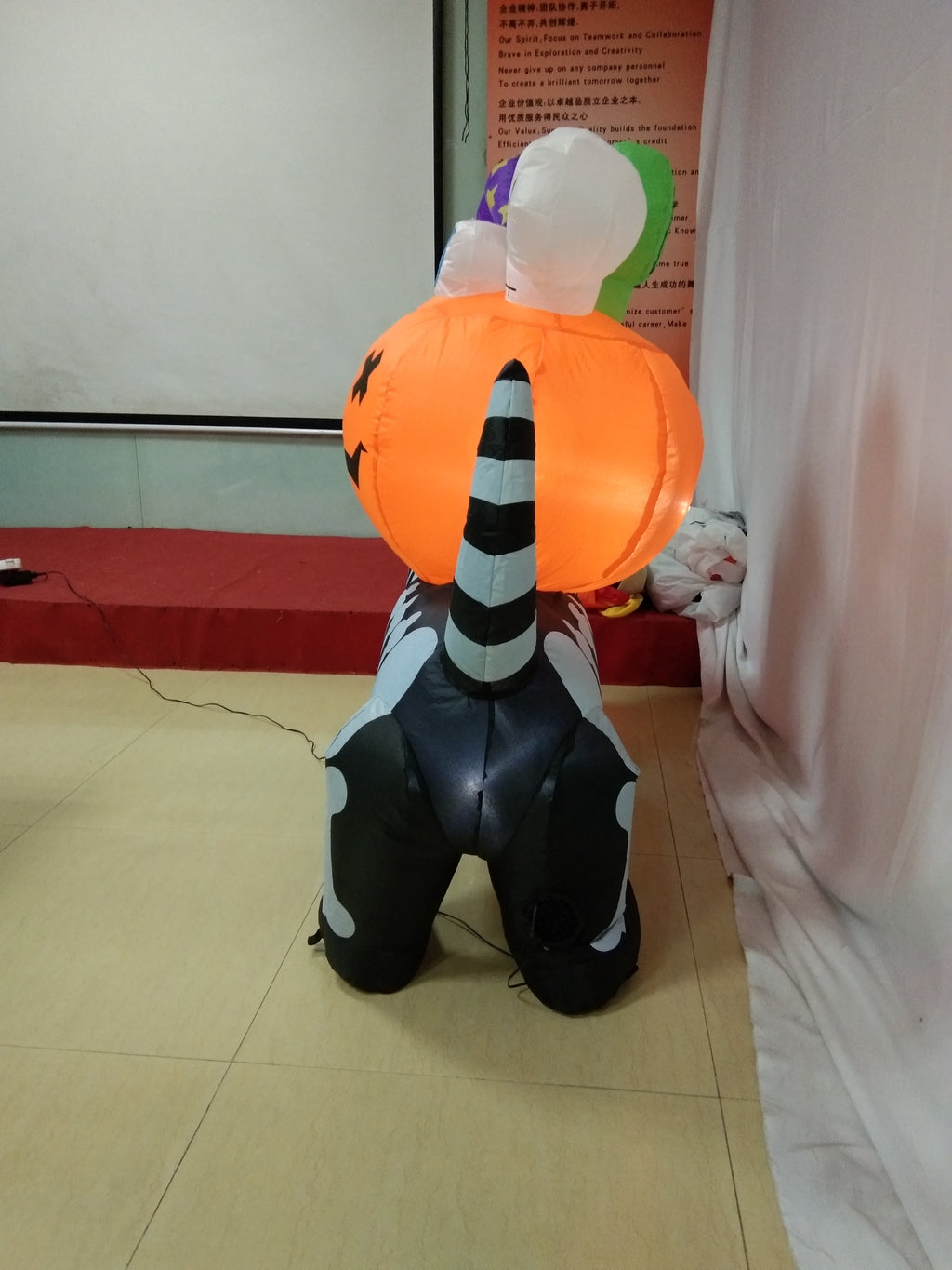 Haunt & Co 5 FT Inflatable Halloween Dog