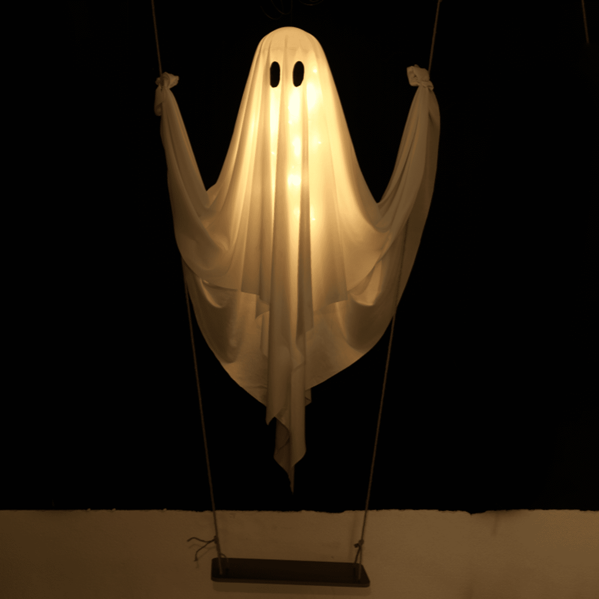Haunt & Co LED Light Up White Cloth Ghost Swing Tree Hanging Decor, Spooky Flying Ghost On Wooden Swing Outdoor Yard Porch Ornament, Halloween Haunted House Party Tree Hanging Seasonal Atmosphere Decor Gift